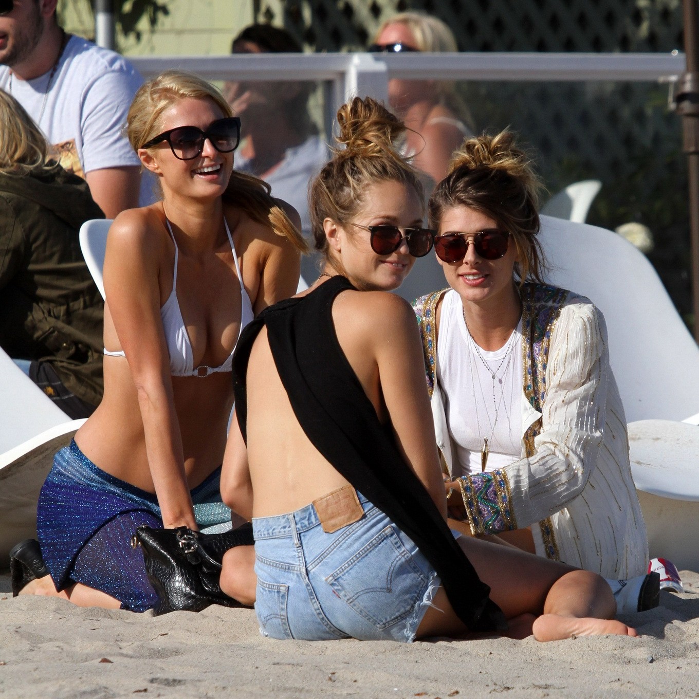 Paris Hilton che mostra le sue fighe dure con un top bianco trasparente in bikini sulla spiaggia
 #75223311
