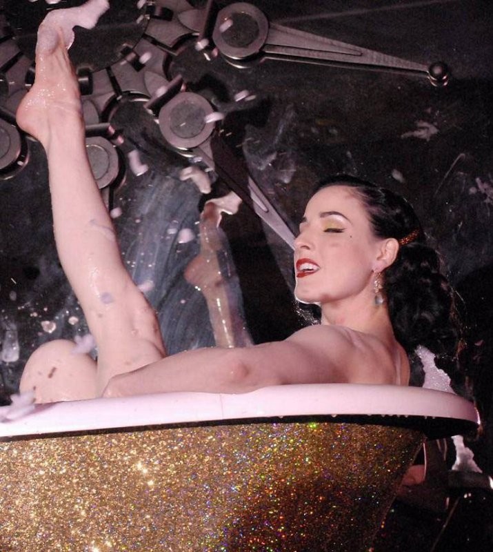 Dita von teese nue avec chatte
 #74974101