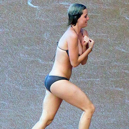 Katy Perry entblößt sexy Körper und massive Brüste im Bikini am Pool #75277750
