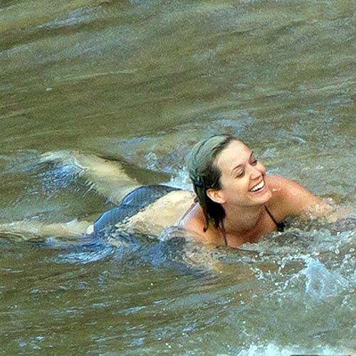 Katy Perry entblößt sexy Körper und massive Brüste im Bikini am Pool #75277772