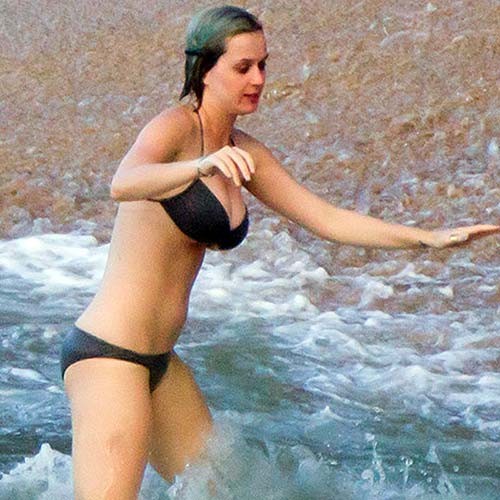 Katy Perry entblößt sexy Körper und massive Brüste im Bikini am Pool #75277782