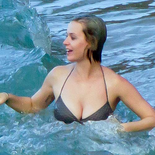 Katy Perry entblößt sexy Körper und massive Brüste im Bikini am Pool #75277788