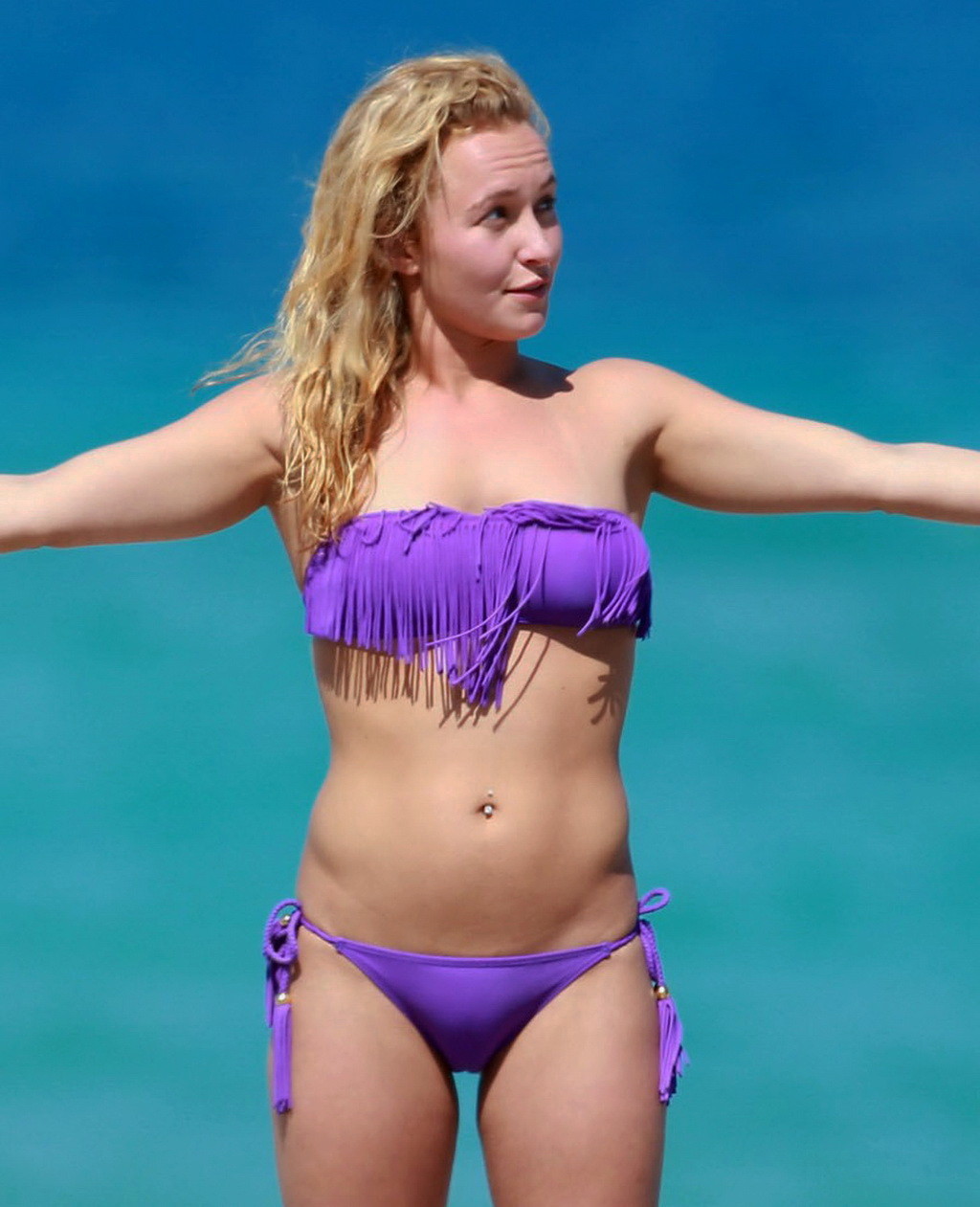 Hayden panettiere bottino indossando un bikini a tubo viola in una spiaggia di miami
 #75237005