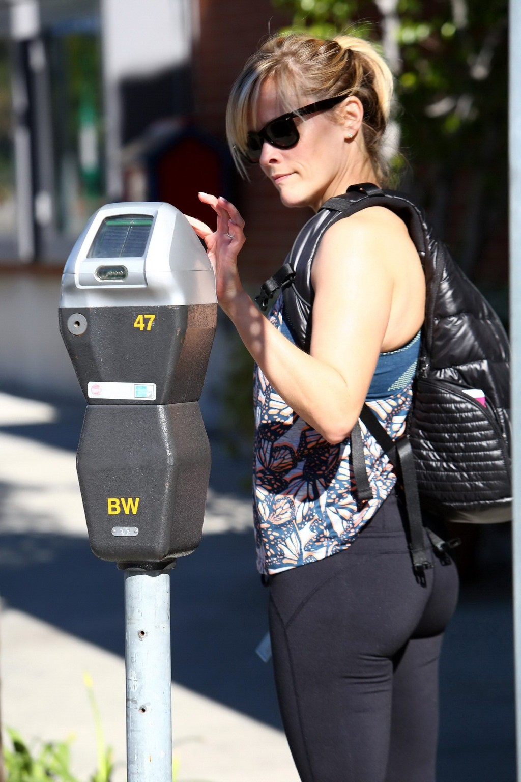 Reese Witherspoon zeigt ihren Arsch in einer schwarzen Strumpfhose außerhalb eines Fitnessstudios in Brentw
 #75170996