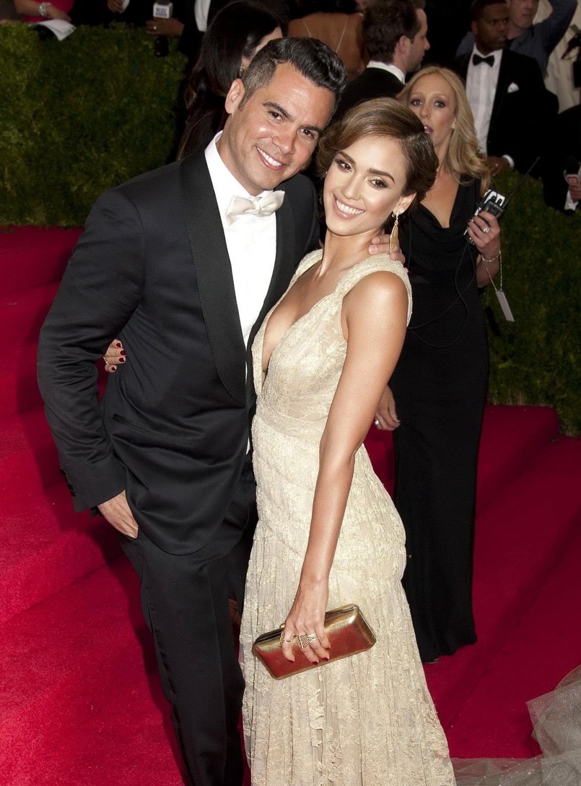 Jessica alba che mostra la scollatura al 2014 met gala in nyc
 #75197332