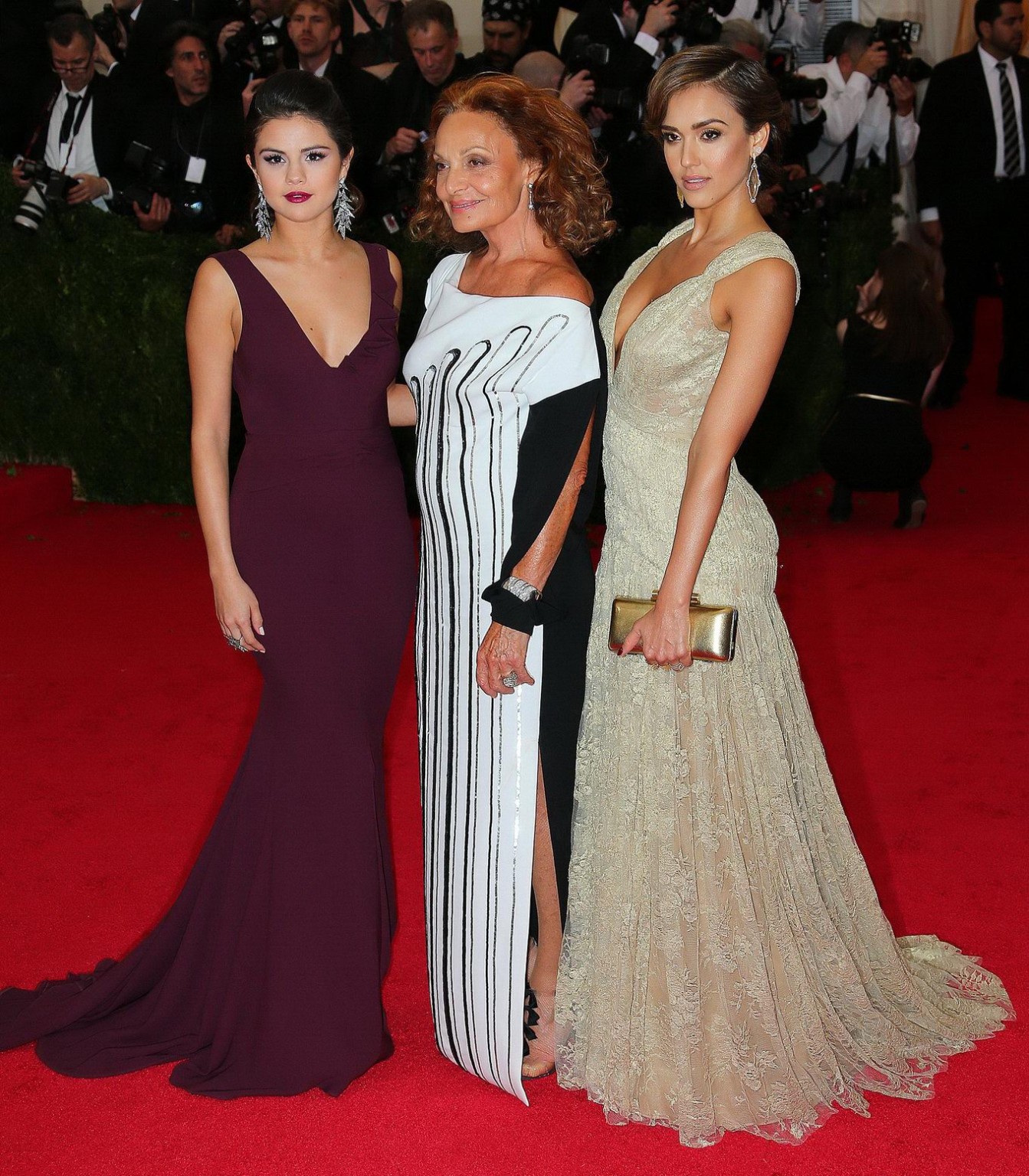 Jessica alba che mostra la scollatura al 2014 met gala in nyc
 #75197372