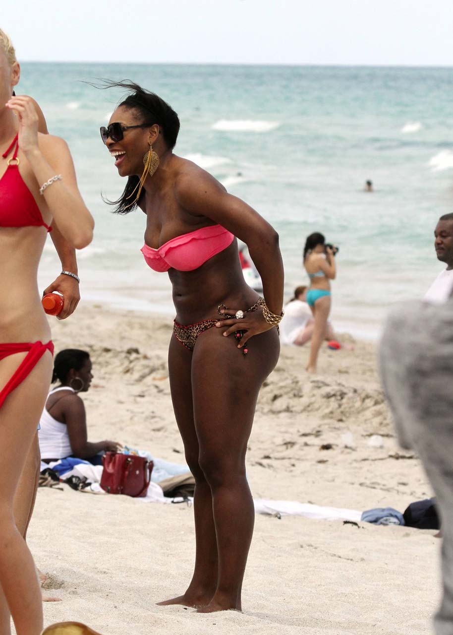 Serena Williams che espone il suo corpo sexy e il suo culo enorme in bikini sulla spiaggia
 #75306501