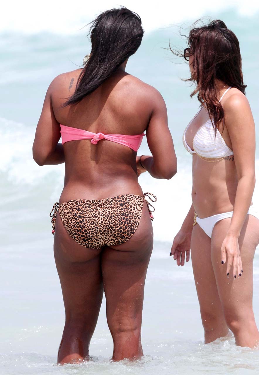 Serena Williams che espone il suo corpo sexy e il suo culo enorme in bikini sulla spiaggia
 #75306518