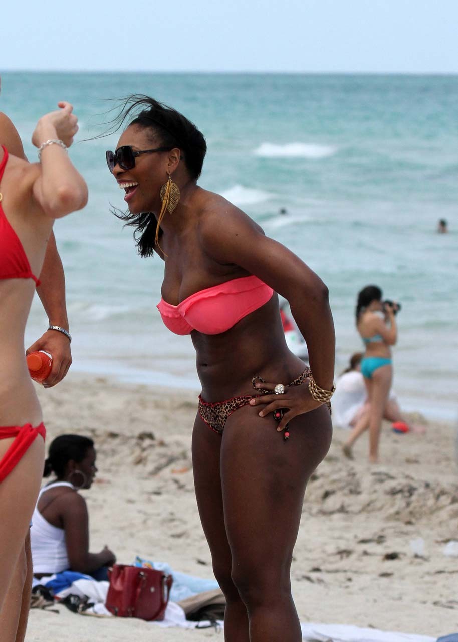 Serena Williams entblößt ihren sexy Körper und riesigen Arsch im Bikini am Strand
 #75306537