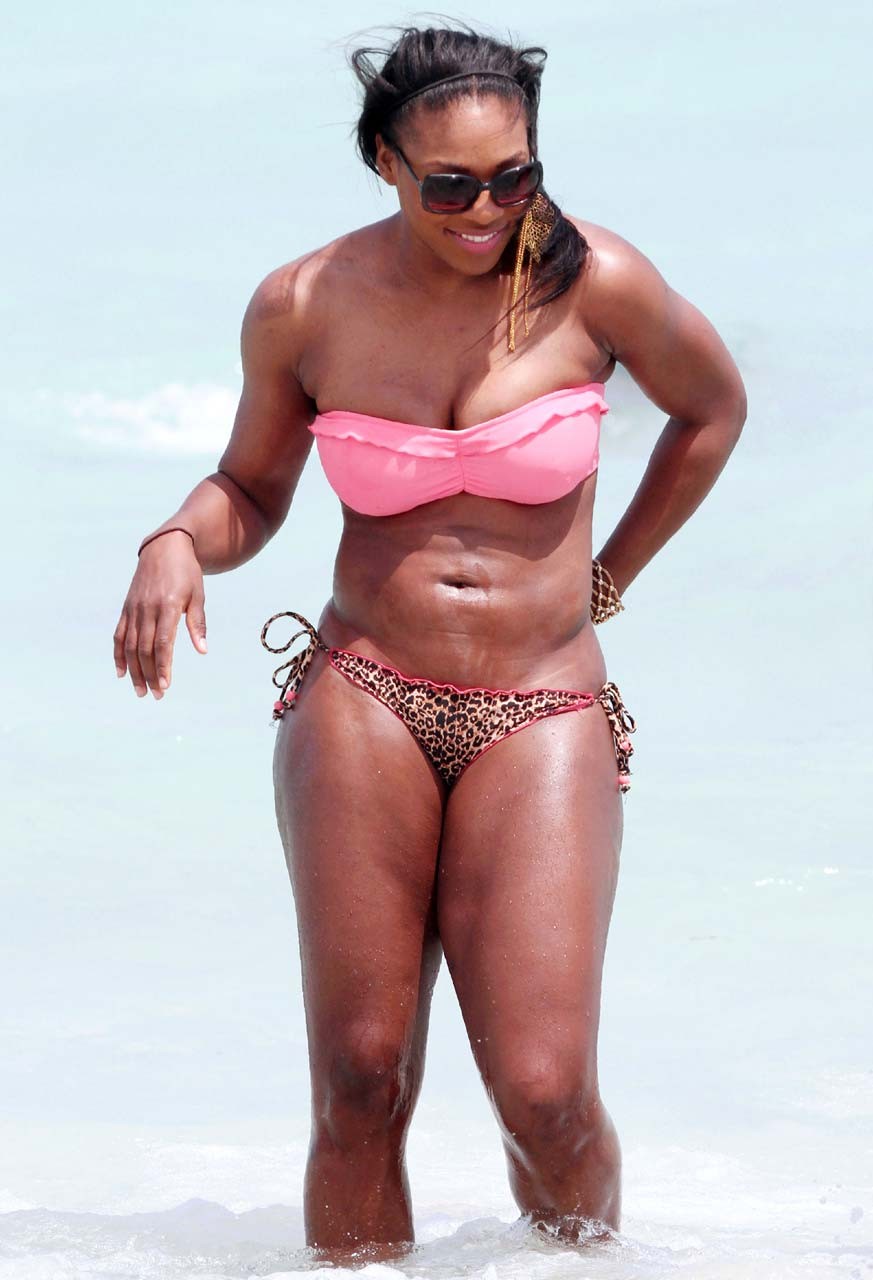 Serena Williams che espone il suo corpo sexy e il suo culo enorme in bikini sulla spiaggia
 #75306546