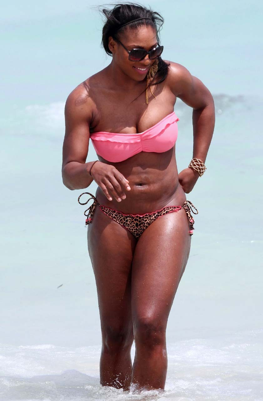 Serena Williams che espone il suo corpo sexy e il suo culo enorme in bikini sulla spiaggia
 #75306551