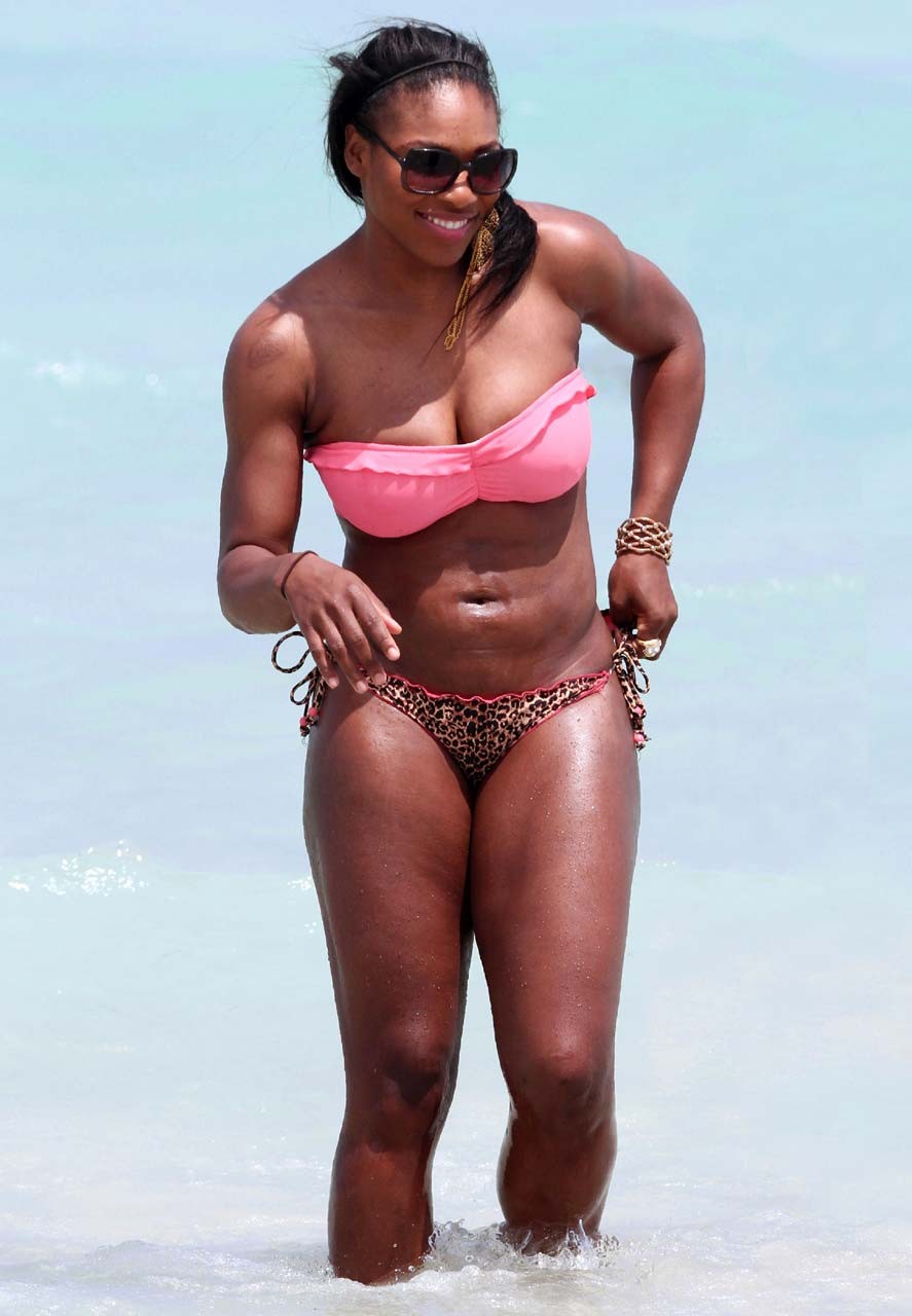 Serena Williams che espone il suo corpo sexy e il suo culo enorme in bikini sulla spiaggia
 #75306558