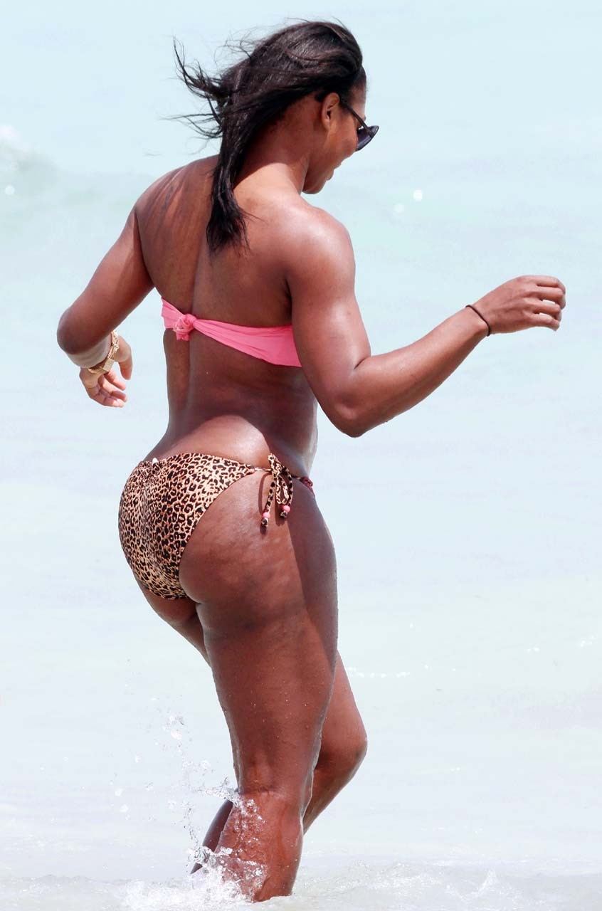 Serena Williams che espone il suo corpo sexy e il suo culo enorme in bikini sulla spiaggia
 #75306563