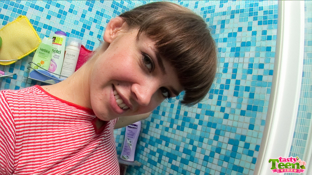 Pequeña joven en la ducha.
 #79080251