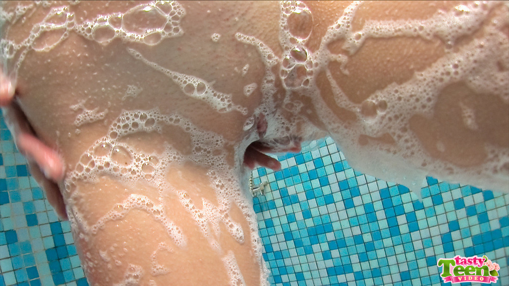 シャワーを浴びる小柄なティーン
 #79080385