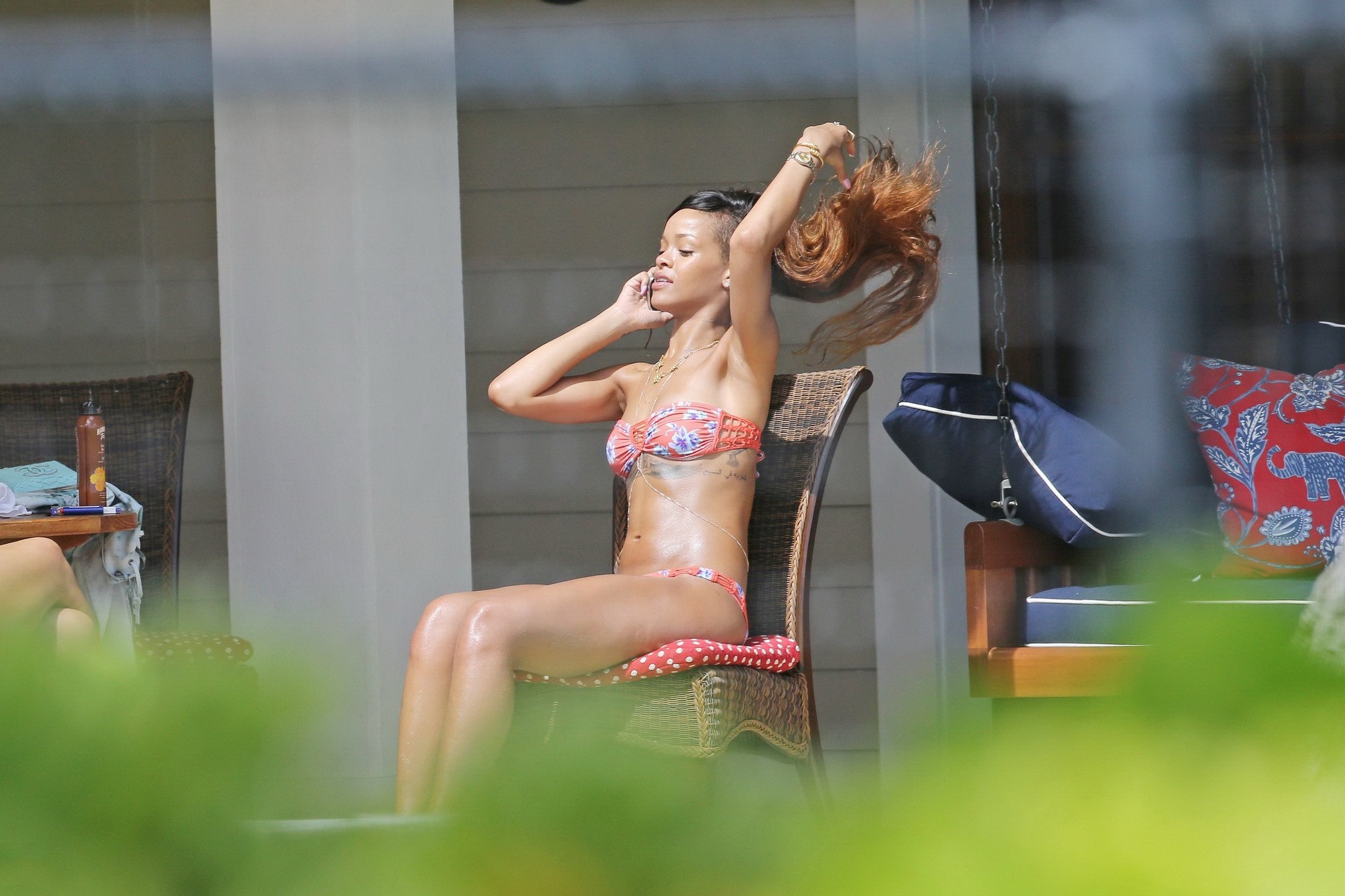 ハワイのプールで花柄のビキニを着て熱い体を焼くRihanna
 #75240353