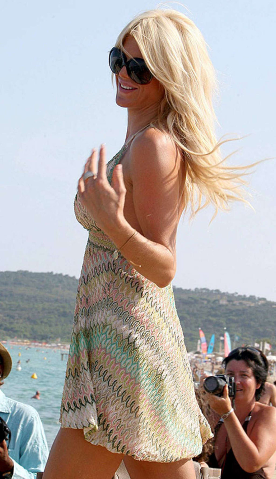 ビクトリア・シルブシュテット（Victoria Silvstedt）の巨乳とマンコのアップスカート姿（Paparazzi pi
 #75383442
