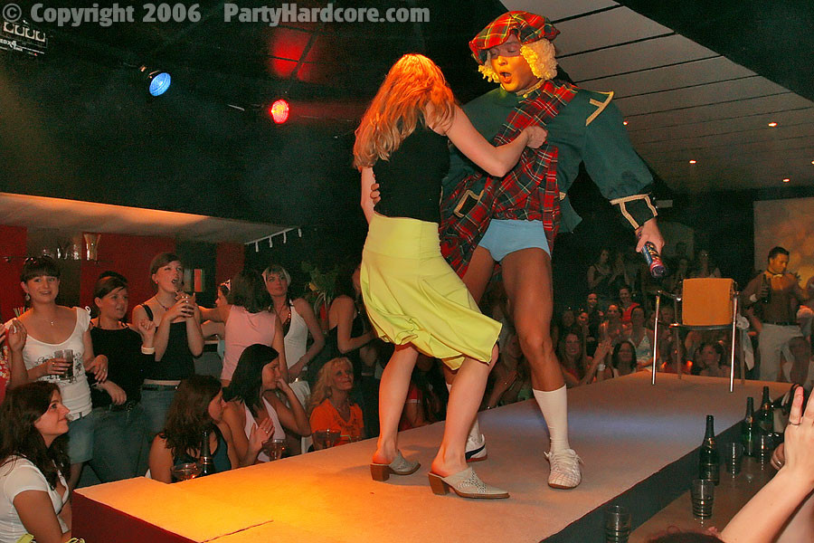 :: party hardcore :: fortunato spogliarellista maschio seduce ragazze ubriache in discoteca
 #76823106