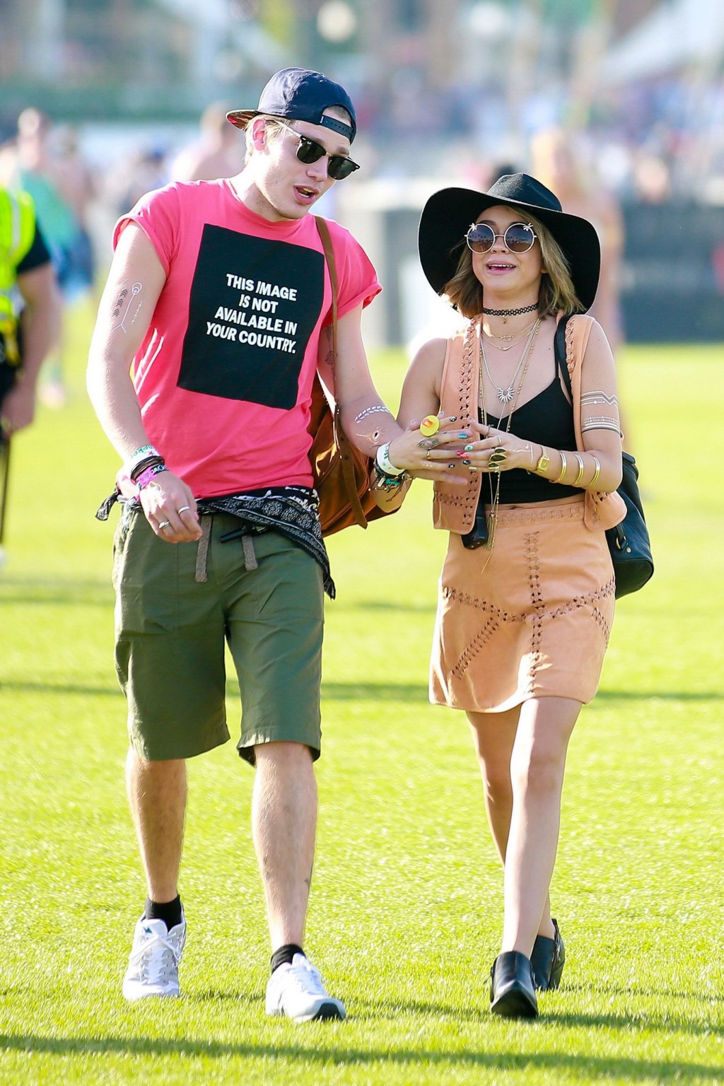 Sarah hyland, décolleté et jambes en haut noir et mini-jupe en cuir à coachella v
 #75167322