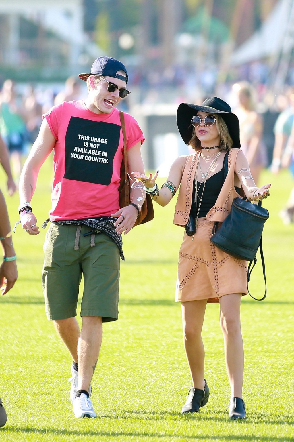 Sarah hyland, décolleté et jambes en haut noir et mini-jupe en cuir à coachella v
 #75167334