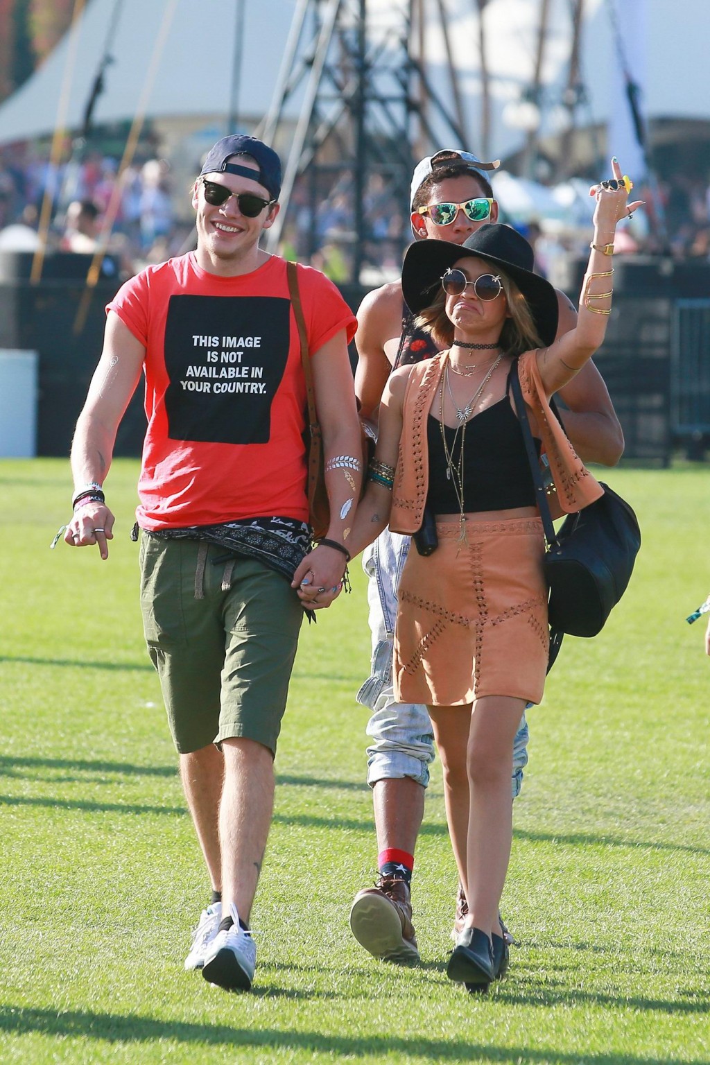 Sarah hyland cleavy und leggy in schwarzem top und lederminirock beim coachella v
 #75167347