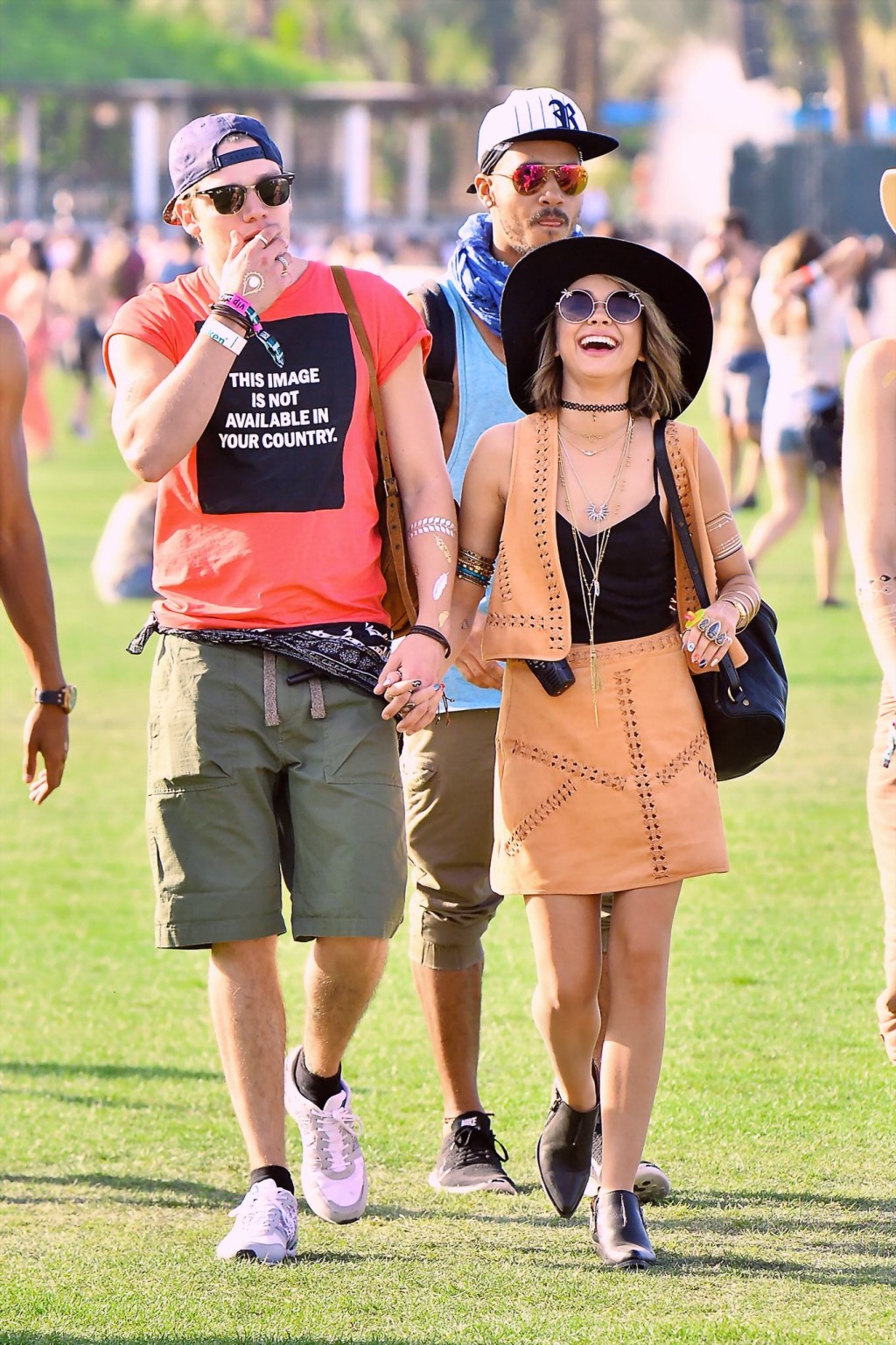 Sarah hyland, décolleté et jambes en haut noir et mini-jupe en cuir à coachella v
 #75167602