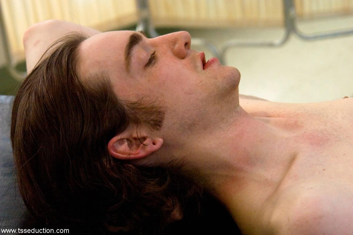 La doctora jessica host acaba de ver a su último paciente del día. como su asistente 
 #68620739