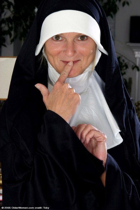 Freche ältere Nonne entblößt Nacktheit unter ihrem Habit
 #76649914