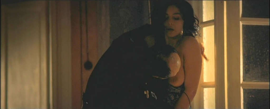 Monica bellucci mostrando sus lindas tetas grandes en desnudo de película y su lindo coño
 #75361355