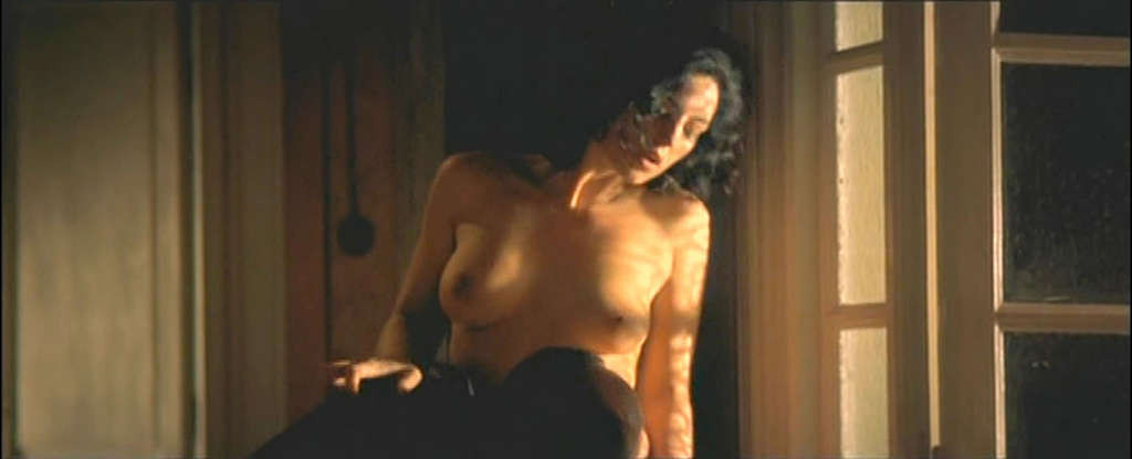 Monica bellucci mostrando sus lindas tetas grandes en desnudo de película y su lindo coño
 #75361364