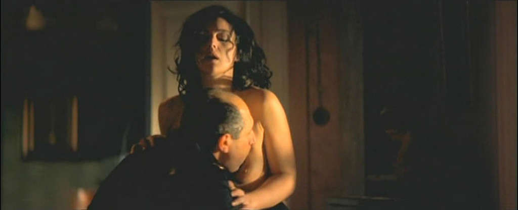 Monica bellucci entblößt ihre schönen großen Titten in Nacktfilm Kappen und ihre schöne Muschi
 #75361367