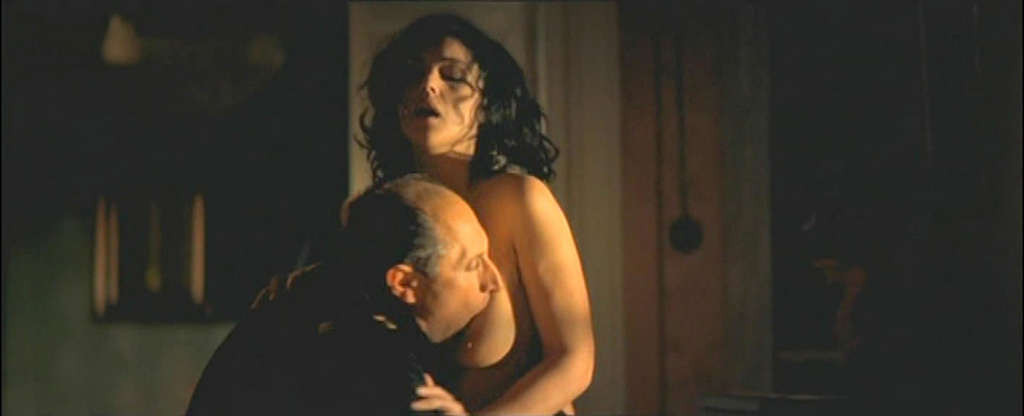 Monica bellucci mostrando sus lindas tetas grandes en desnudo de película y su lindo coño
 #75361369