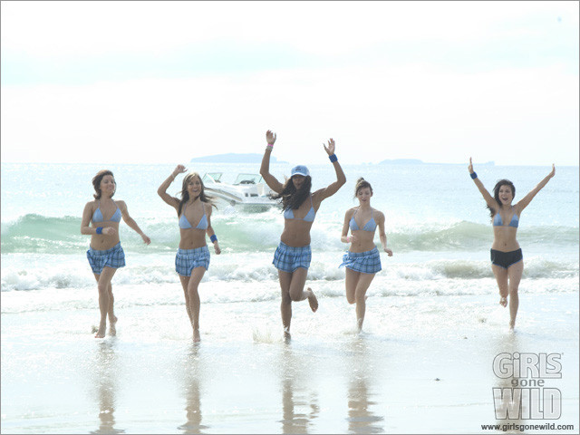 Jeunes filles en bikini sur la plage montrant leurs jeunes corps serrés.
 #72321561