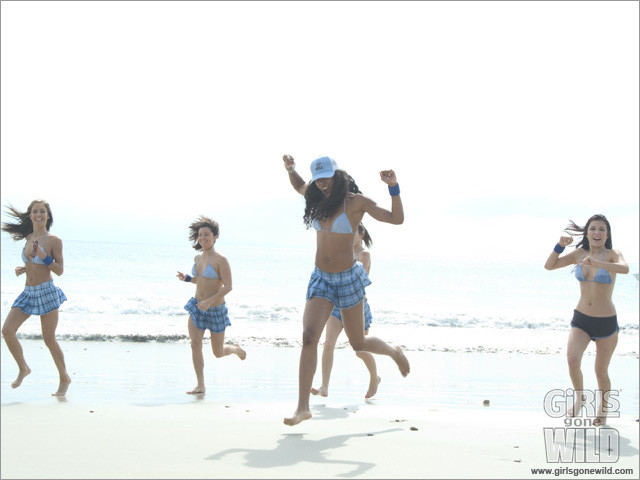 Jeunes filles en bikini sur la plage montrant leurs jeunes corps serrés.
 #72321568