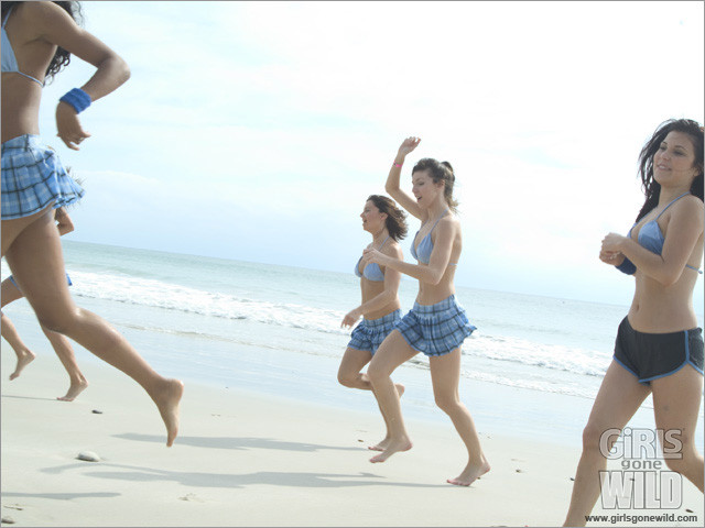 Jeunes filles en bikini sur la plage montrant leurs jeunes corps serrés.
 #72321577