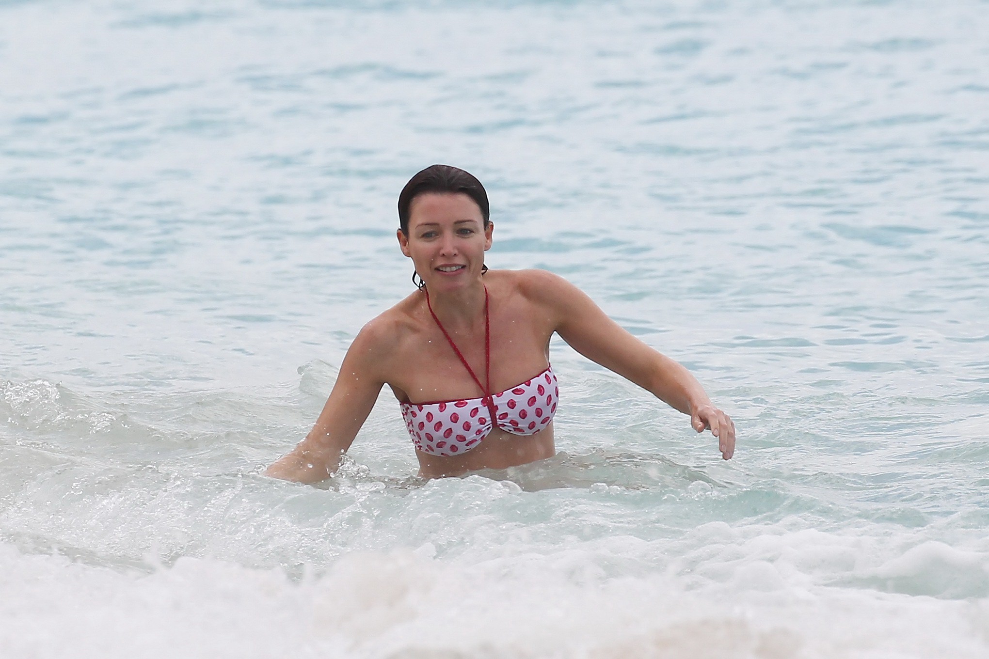 Dannii minogue mostrando su cuerpo curvilíneo en un bikini de tubo en una playa del caribe
 #75236185