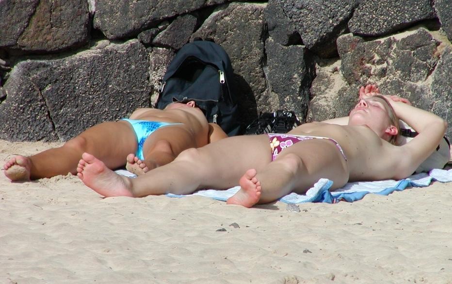 Des jeunes nudistes sexy rendent cette plage nudiste encore plus chaude.
 #72255353