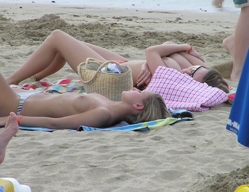 Des jeunes nudistes sexy rendent cette plage nudiste encore plus chaude.
 #72255356