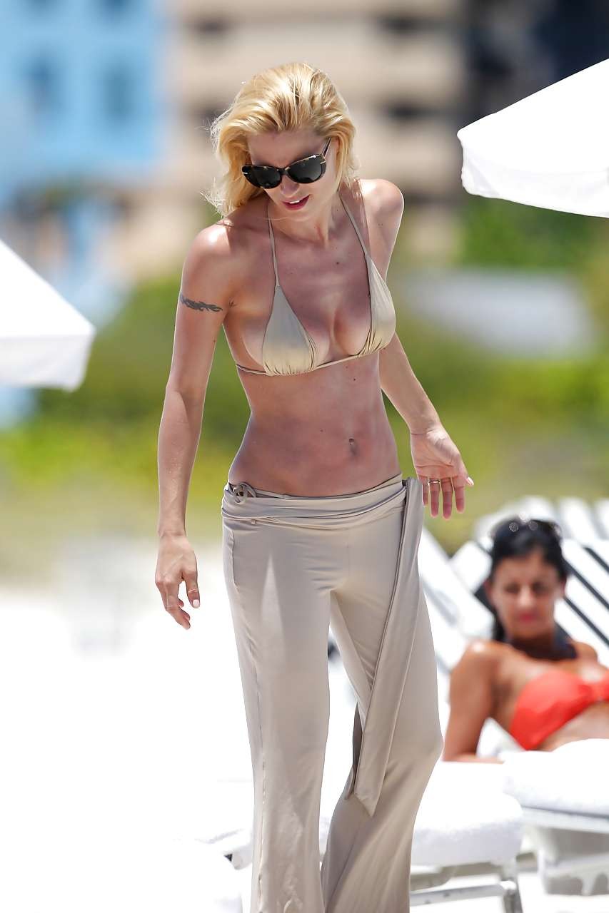 Michelle hunziker jugando y luciendo caliente en bikini skimpy
 #75263287