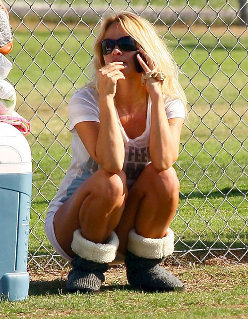 Pamela Anderson che mostra le sue belle grandi tette sulla spiaggia
 #75412290