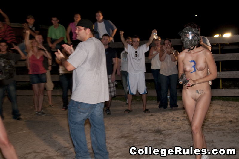 酔っぱらった素人の大学生たちがパーティーをしながら寮でのグループセックスをする
 #68422107