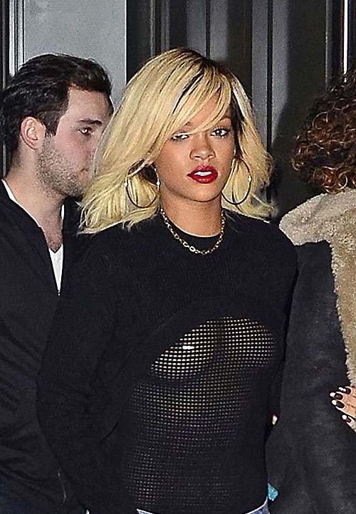 Rihanna caminando por la calle y mostrando pezones duros en see thru
 #75270723