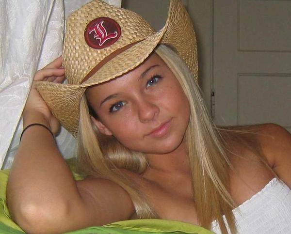 Rubia bonita juega con su coño usando un consolador y sus dedos
 #75724201