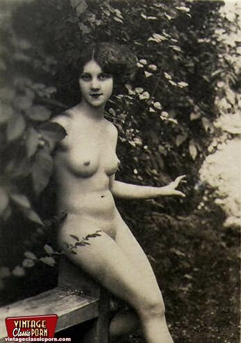 Perversas damas vintage posando desnudas al aire libre en el jardín
 #78484731