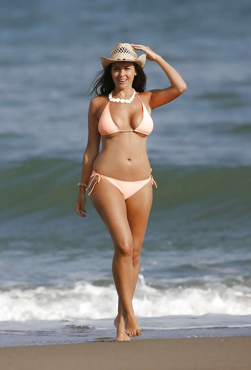 Imogen thomas luciendo sexy y tetona en bikini en la playa
 #75281702
