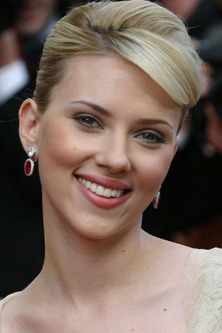 Celebrity babe Scarlett Johansson upskirt pink panties #75420120