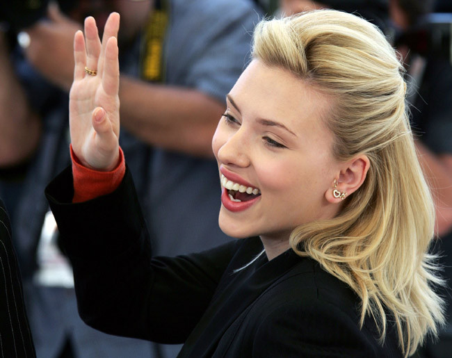 Celebrity babe Scarlett Johansson upskirt pink panties #75420130