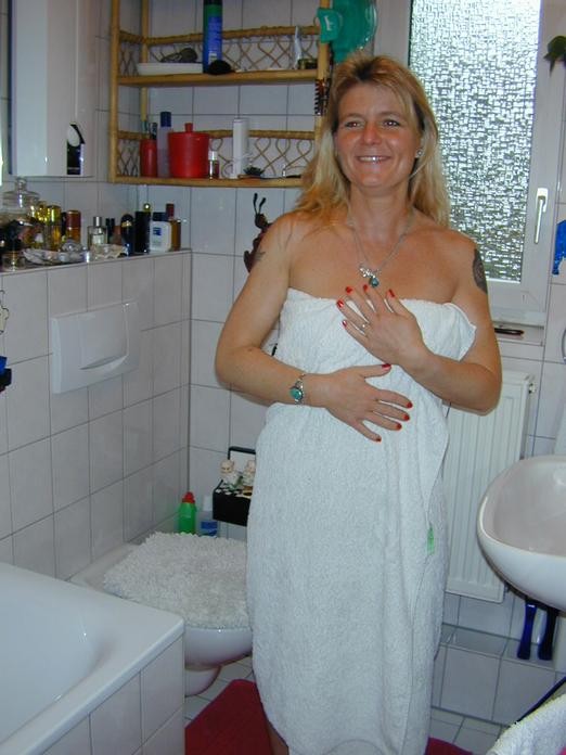 Tattooed Blonde Mom Shaving Pussy in Shower #74089900