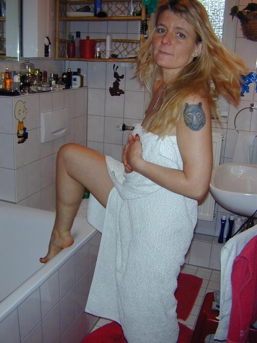 Une maman blonde tatouée se rase la chatte sous la douche
 #74089915