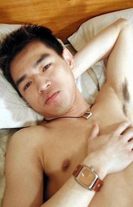 Ein frischer asiatischer Twink, der sich auszieht und auf dem Bett wichst und abspritzt
 #76934991